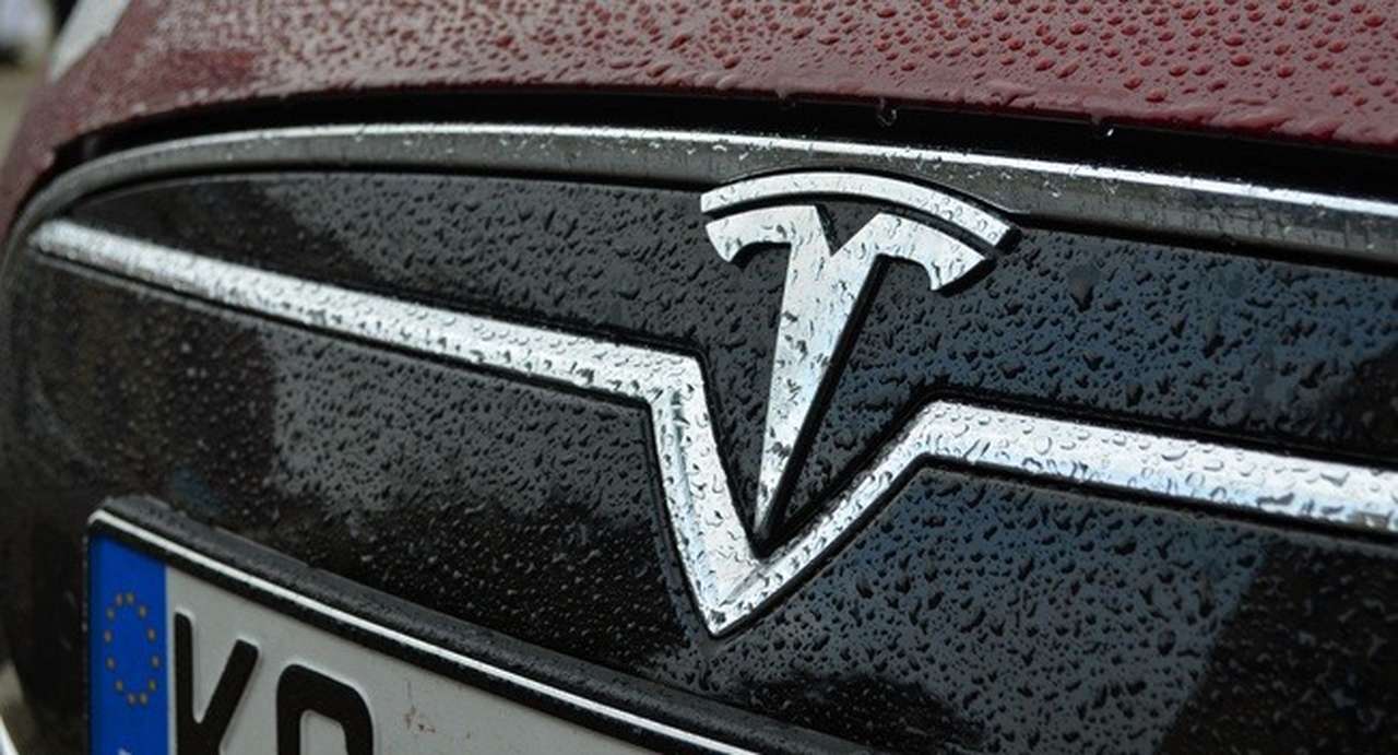 «Народную» Tesla покажут в Женеве-2016