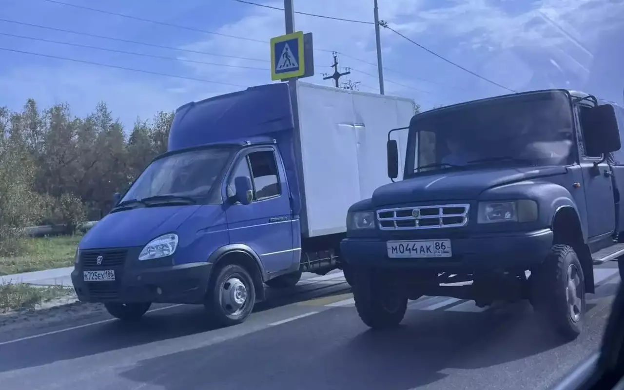 Вот это кадр: ГАЗ Атаман засняли на дороге