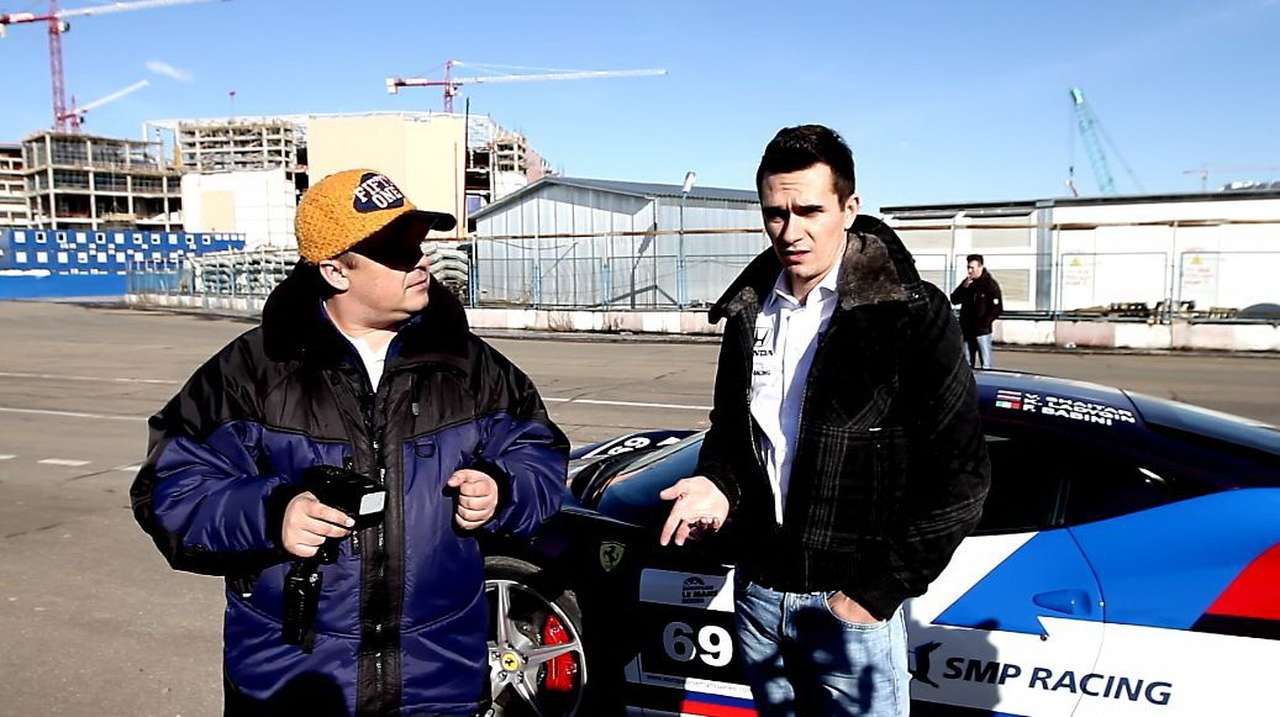 Михаил Алешин (слева) принял участие в съемке видеоуроков в рамках социальной кампании «Притормози!»