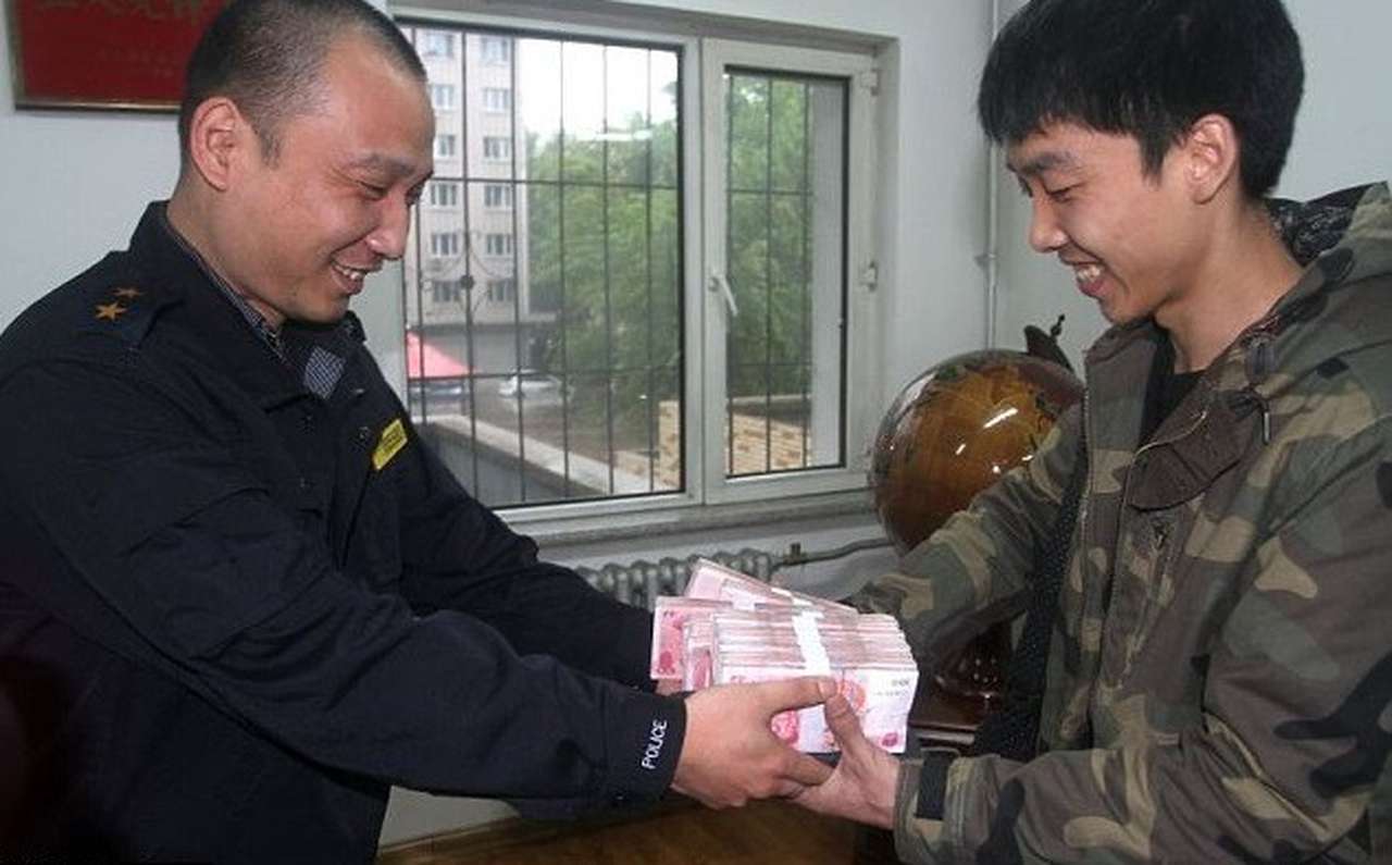 Таксист вернул клиентам забытые 27 тысяч долларов