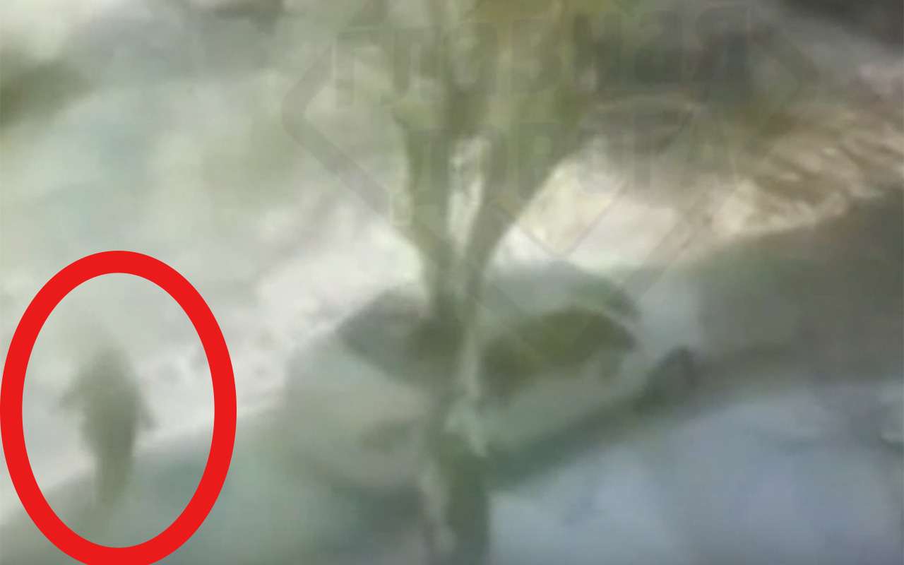 Есть женщины в русских селеньях: вытолкала засевшую машину за секунду (видео)