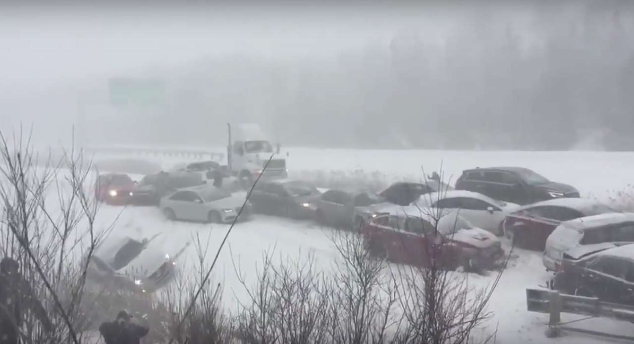 «Слегка» припорошило: на канадском шоссе столкнулись полсотни автомобилей