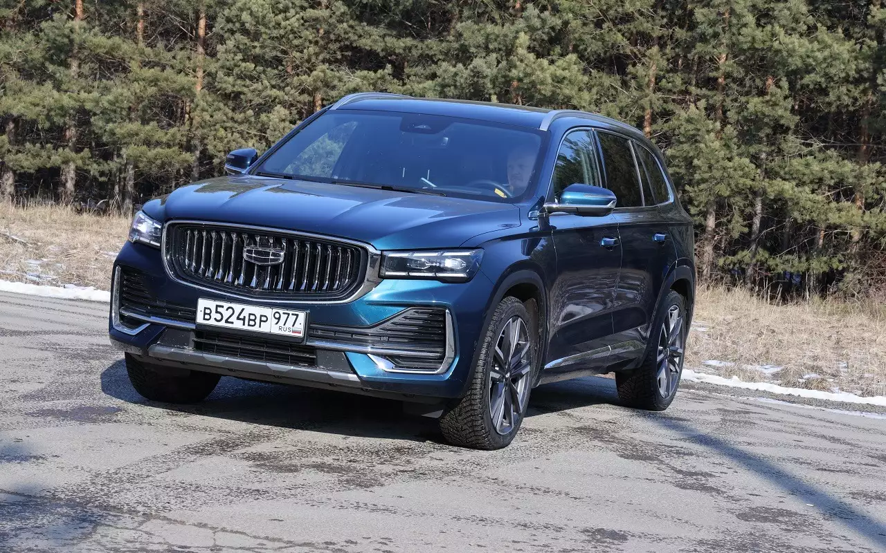 Цена на подержанные Geely Monjaro начинается от 2,6 млн рублей за машины 2021 года – среди них тоже есть варианты с пробегами менее 50 тысяч км. Китайская версия 4×2 с роботом почему-то не дешевле российской 4×4 с автоматом.