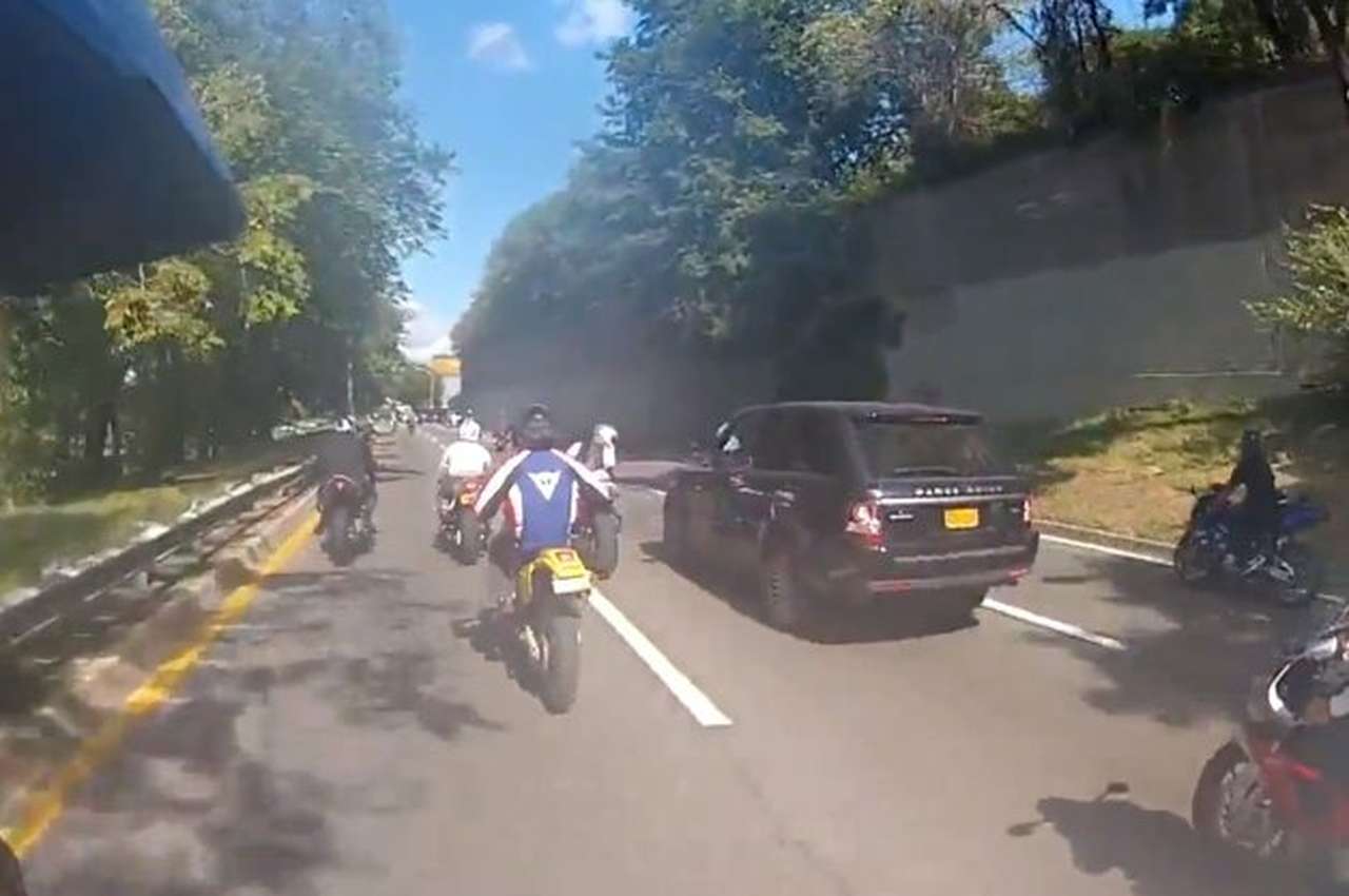 Водитель Range Rover пал жертвой мотоциклистов (ВИДЕО)