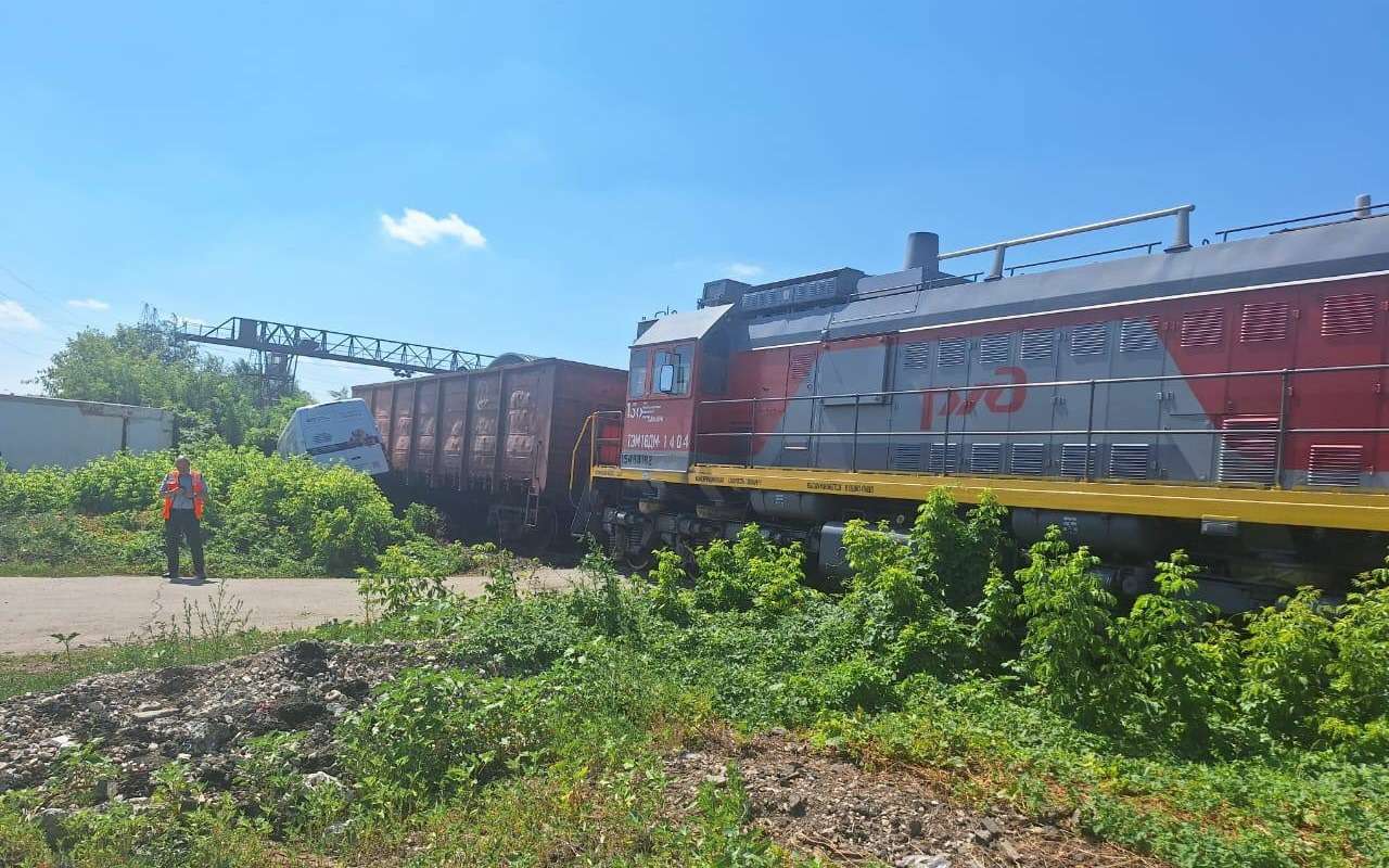 Столкнулись поезд и ГАЗель: известны подробности ЧП