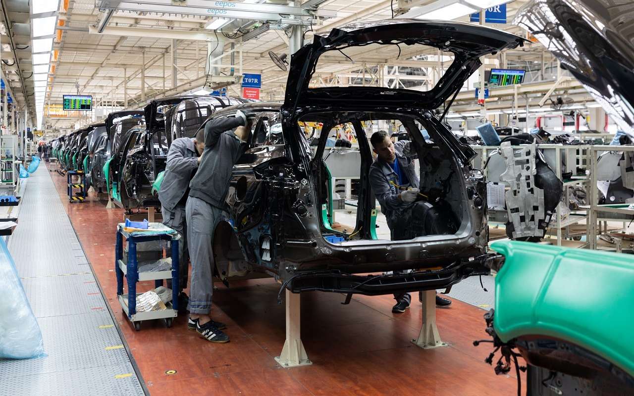 Мантуров оценил переход автозаводов на сокращенный график