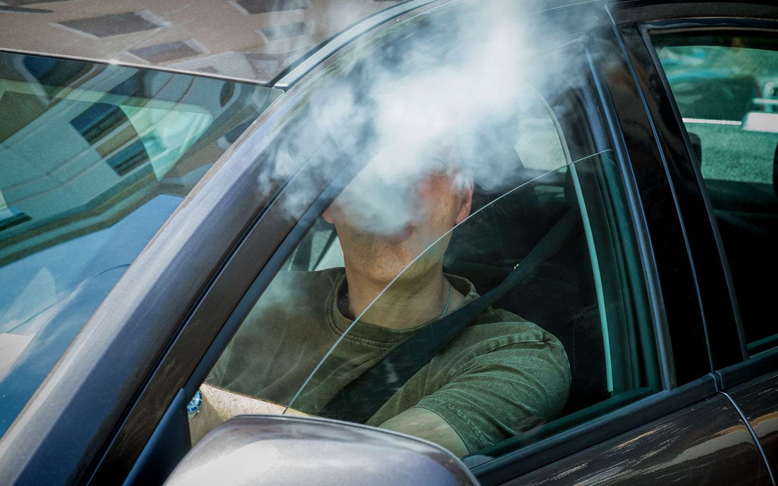 Можно курить в машине. Курит в машине. Парень курит в машине. Мужик курит в машине. Курение за рулем.