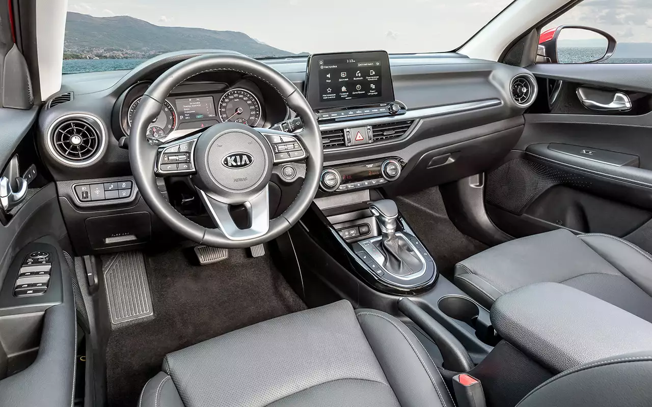 Всё на своих местах. Медиасистема работает отлично, но сенсорный экран (8 дюймов) полагается только старшим комплектациям, у младших – простой монохромный. Пластик не лучший, а потому сверчки просыпаются уже к 50 тысячам км.