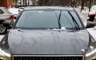 Зимой на парковке лучше оставлять «дворники» в сервисном режиме (после выключения двигателя удерживаете подрулевой переключатель в нижнем положении). Так проще убрать снег со стекла, а главное – из ниши под ним. После пуска двигателя щетки останутся в такой же позиции.