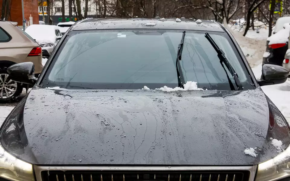 Зимой на парковке лучше оставлять «дворники» в сервисном режиме (после выключения двигателя удерживаете подрулевой переключатель в нижнем положении). Так проще убрать снег со стекла, а главное – из ниши под ним. После пуска двигателя щетки останутся в такой же позиции.