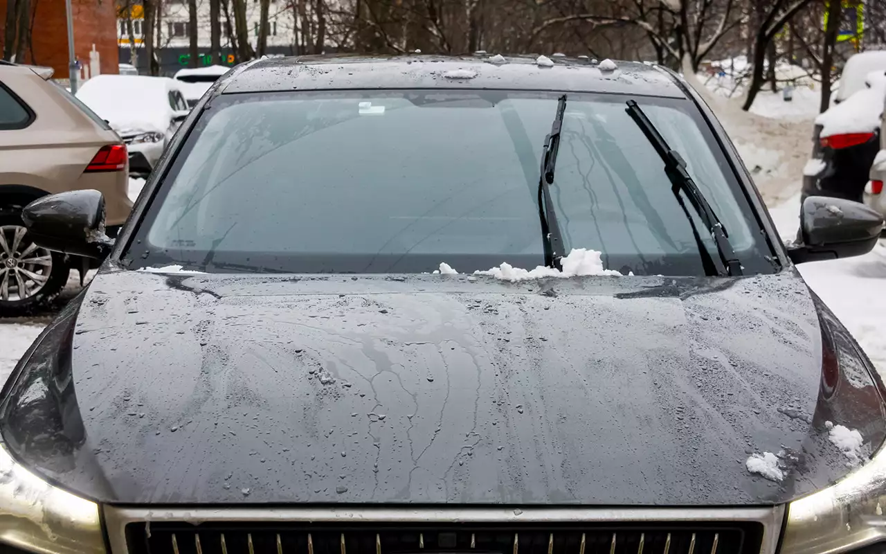 Зимой на парковке лучше оставлять «дворники» в сервисном режиме (после выключения двигателя удерживаете подрулевой переключатель в нижнем положении). Так проще убрать снег со стекла, а главное – из ниши под ним. После пуска двигателя щетки останутся в такой же позиции.