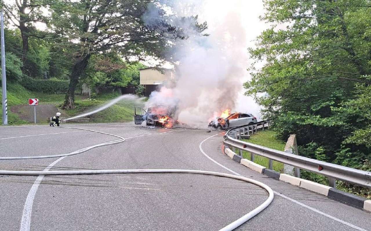 Искореженные обгоревшие машины заблокировали движение: ДТП на трассе в Сочи