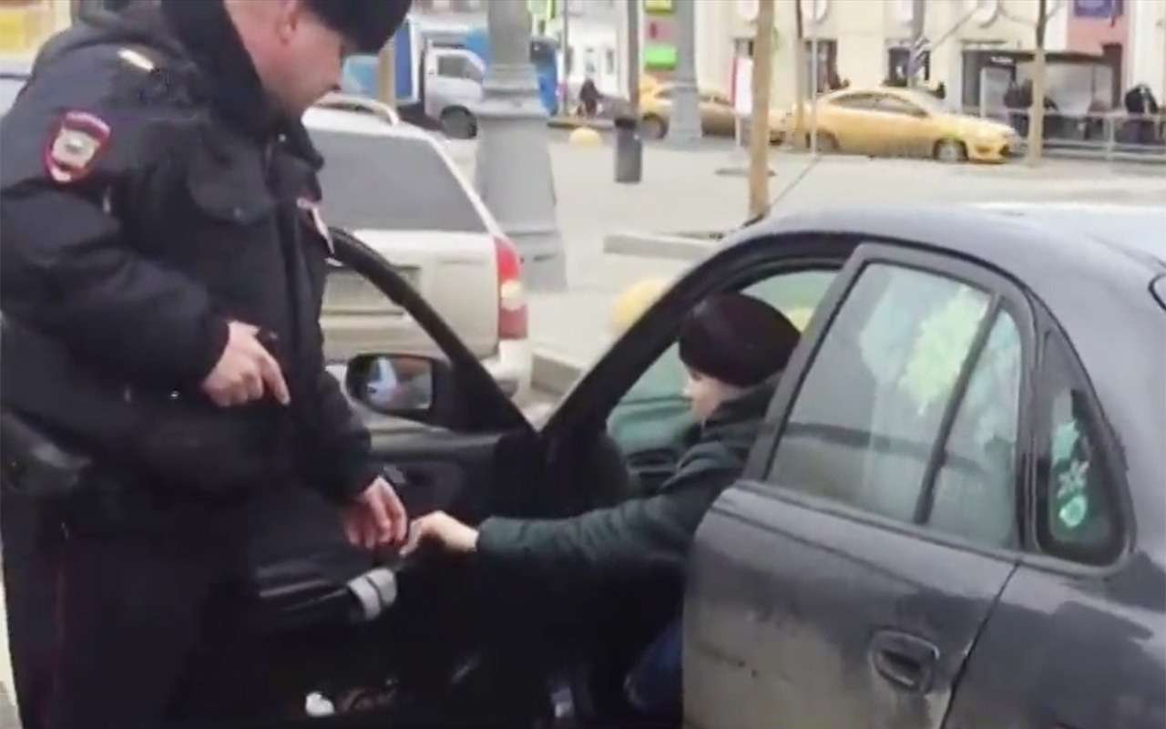 Женщина-водитель устроила стрельбу на дороге