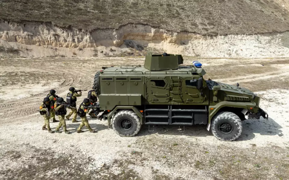 Зачем военным бронеавтомобилям нужна дополнительная ось