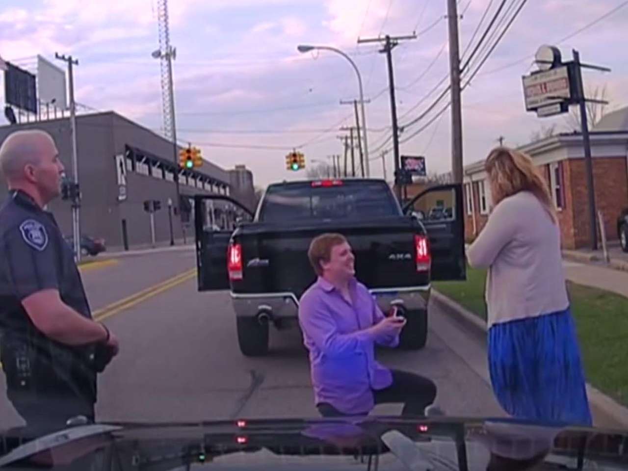 Дорожное предложение руки и сердца под присмотром полиции (ВИДЕО)