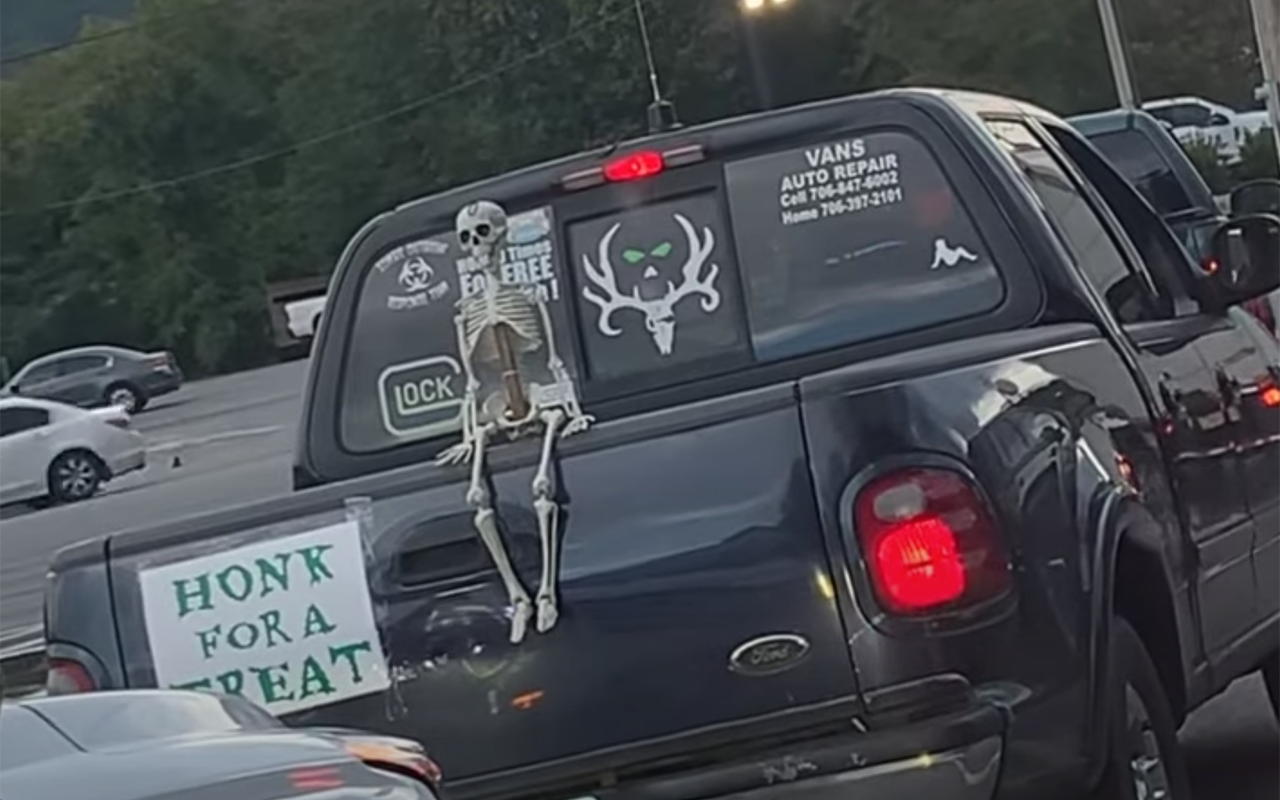 В ожидании Хэллоуина: хулиганский сюрприз из пикапа