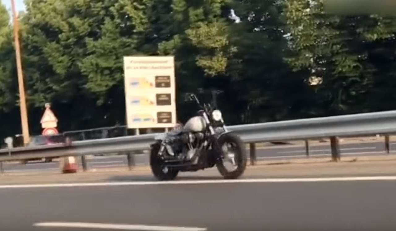 Беспилотный мотоцикл шокировал автолюбителей