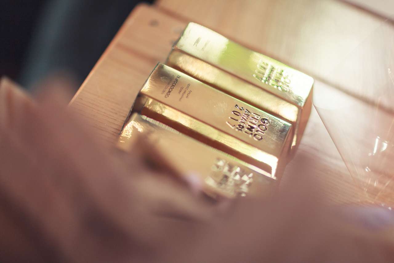 Слиток золота - лучшим рекламодателям в прессе