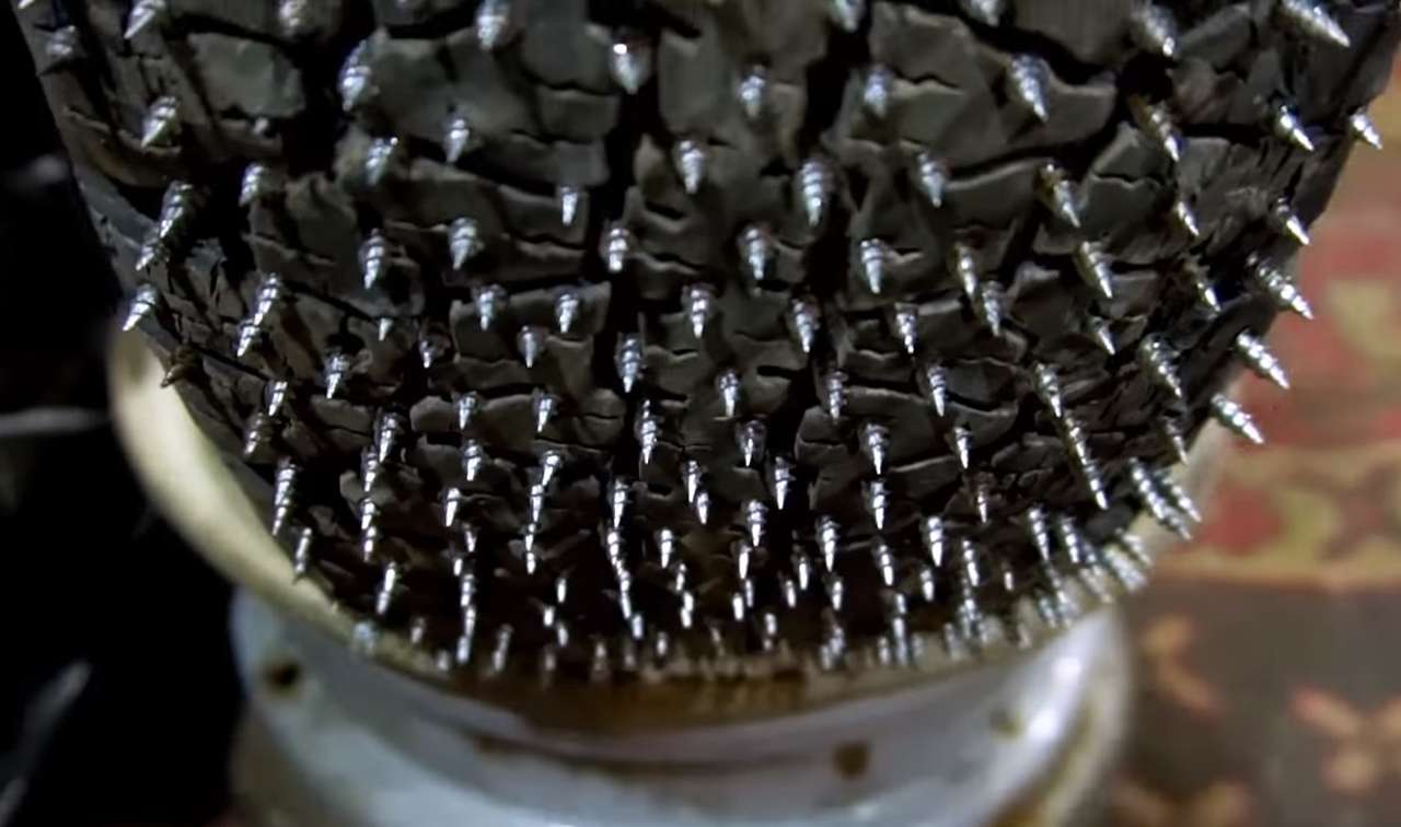 Саморезы вместо шипов позволили Жигулям обогнать Мерседес