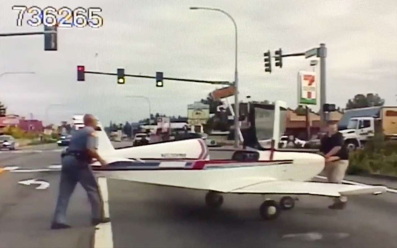 Топ-видео: самолет приземляется прямо на оживленное шоссе