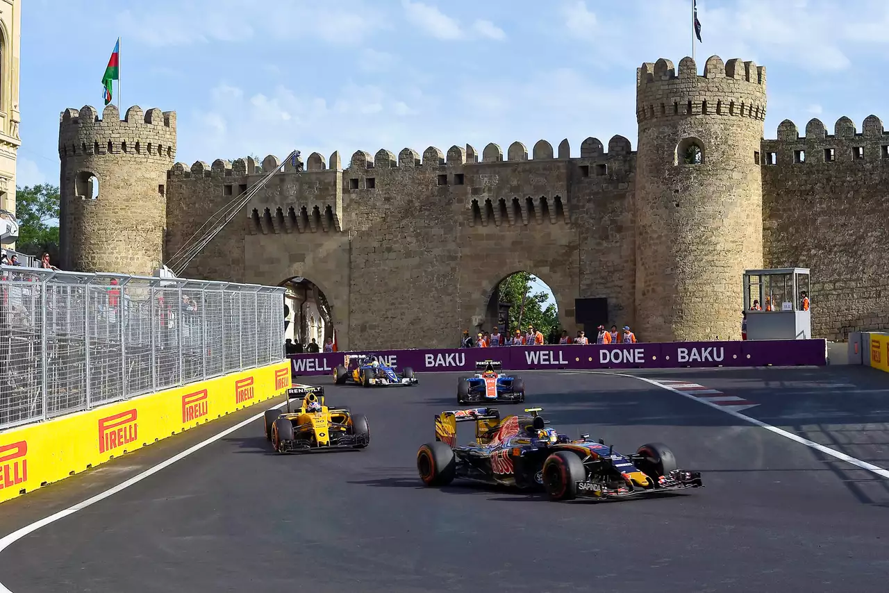 Древние стены отделяют старый город Ичери-Шехер от современного Баку. Подобных украшений нет ни на одной трассе мира, а отдельные участки бакинской ничем не уступают монакским.