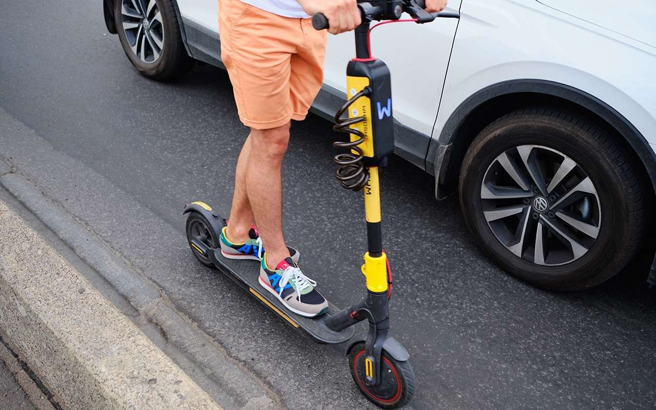 Водителям электросамокатов разрешили нарушать правила