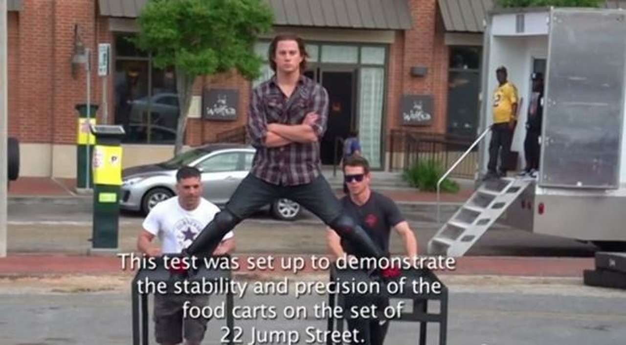 Ченнинг Татум спародировал шпагат Ван Дамма на грузовиках