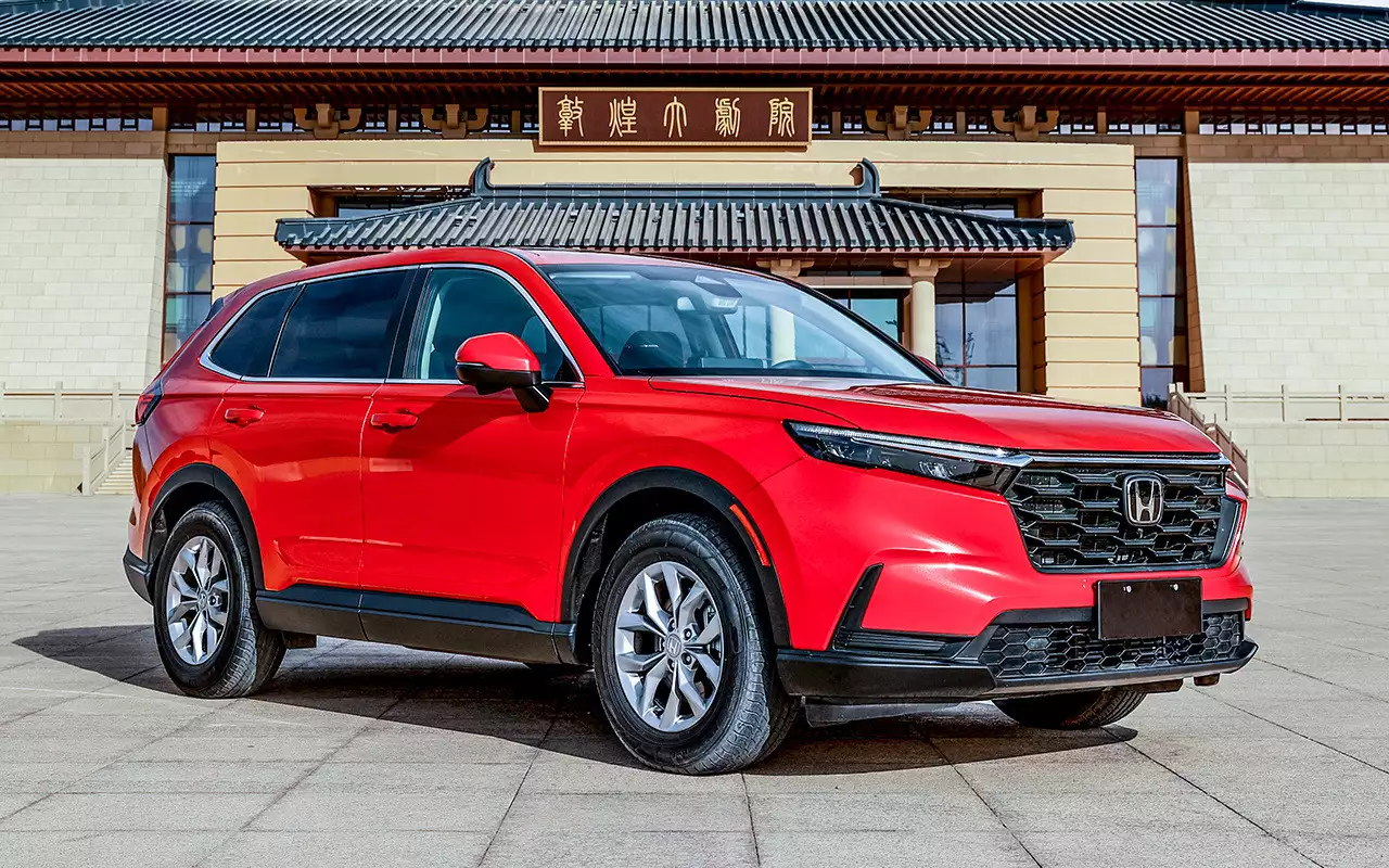 Honda CR-V: длина 4694 мм, клиренс 208 мм, багажник 589 литров. Цена машин с пробегами до 100 тысяч км – 1,3-2,8 млн рублей
