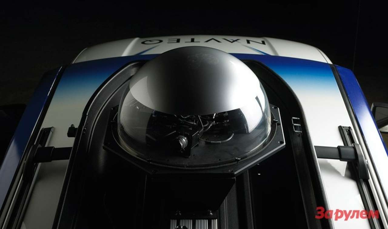 Рабочий автомобиль NAVTEQ оборудован шестью камерами: три камеры "смотрят" вперед, две - в стороны, и одна - назад