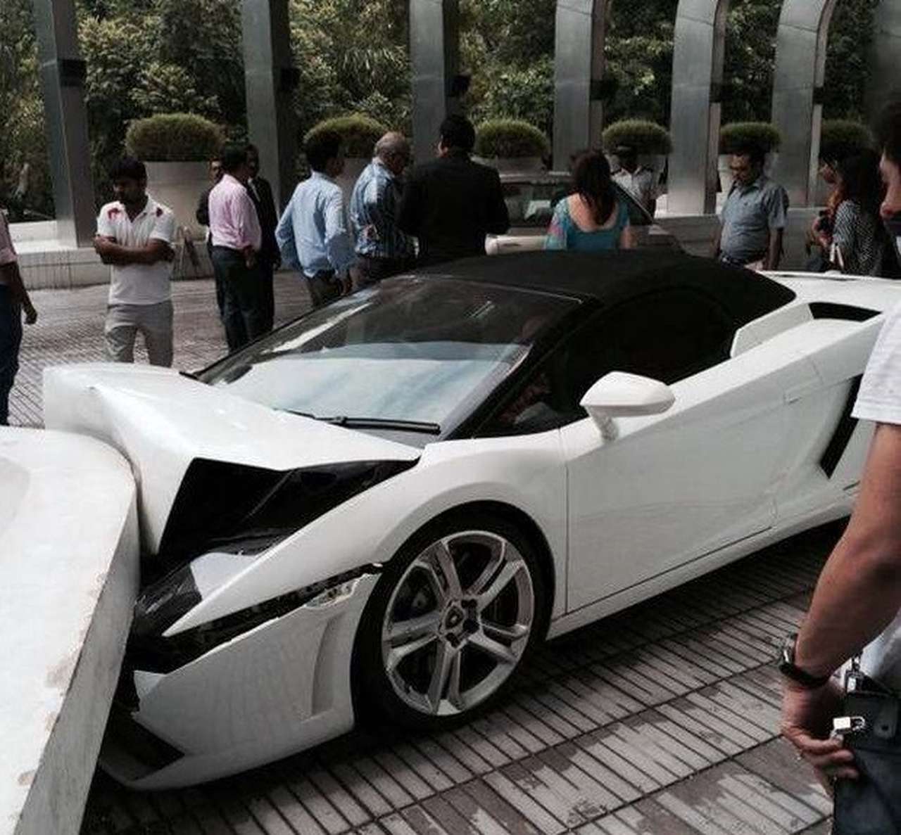 Парковщик отеля разбил Lamborghini Gallardo на 335 000 долларов