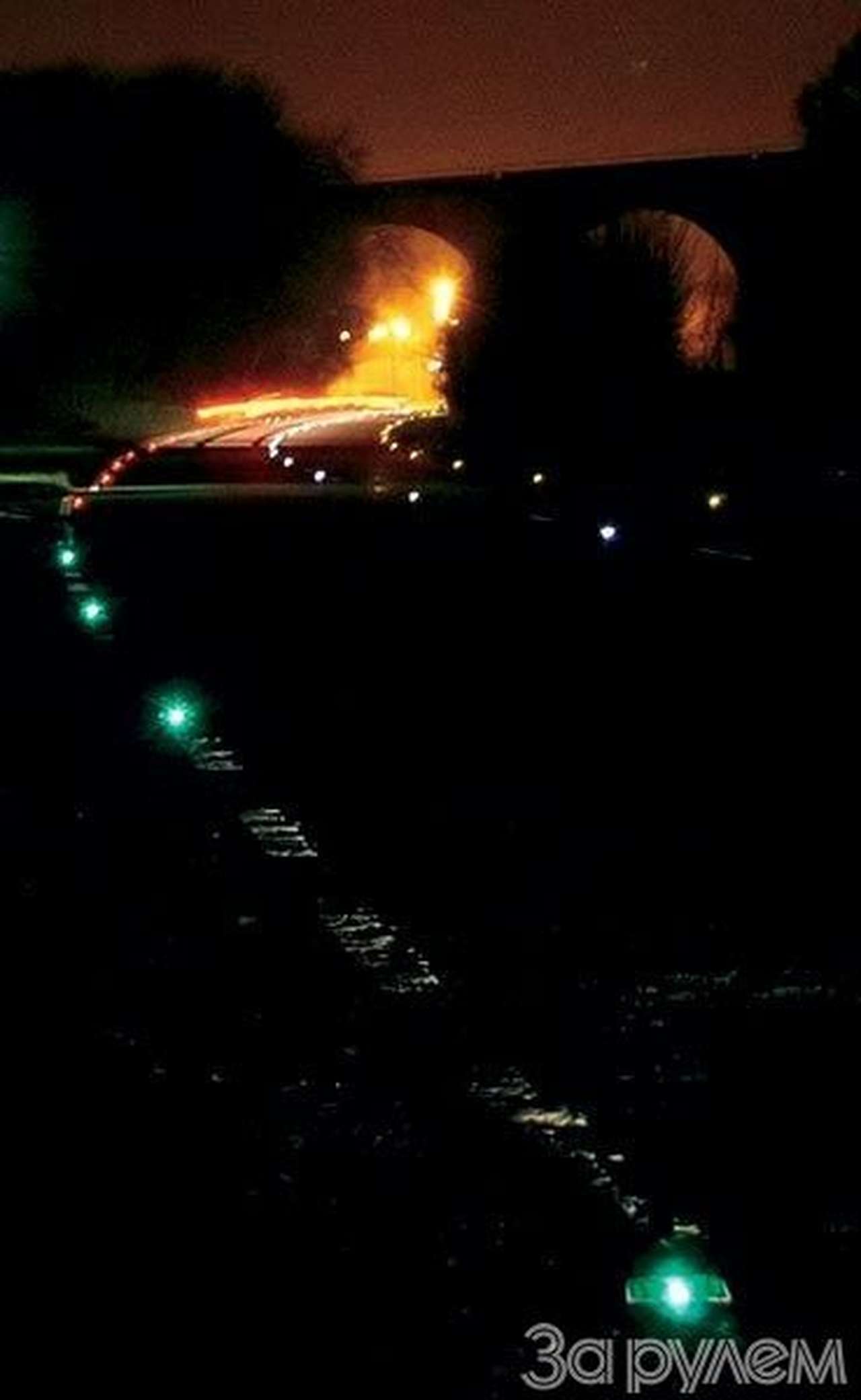 Смена зеленых фонариков красными говорит о необходимости сбросить скорость - это еще одна полезная функция новинки.