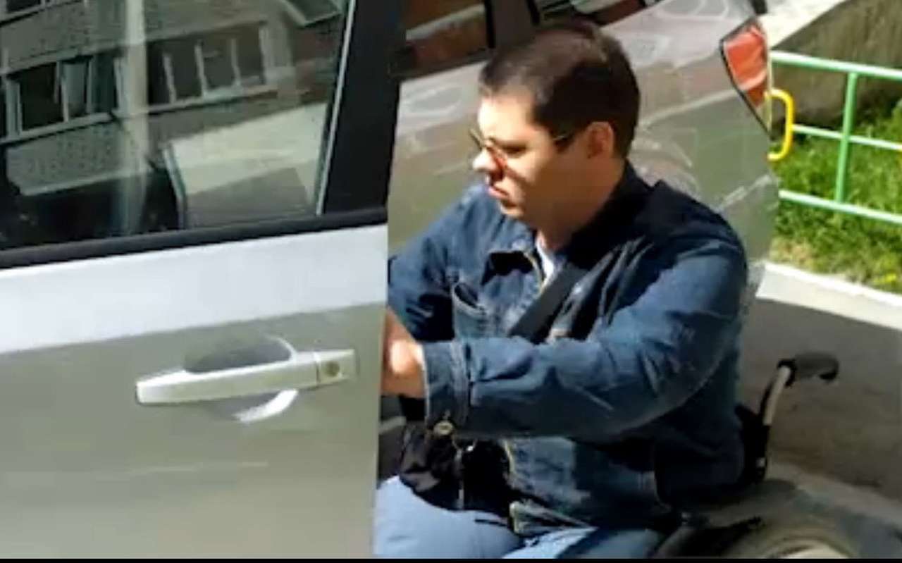 Потерявшему ноги парню банк отказал в кредите на автомобиль