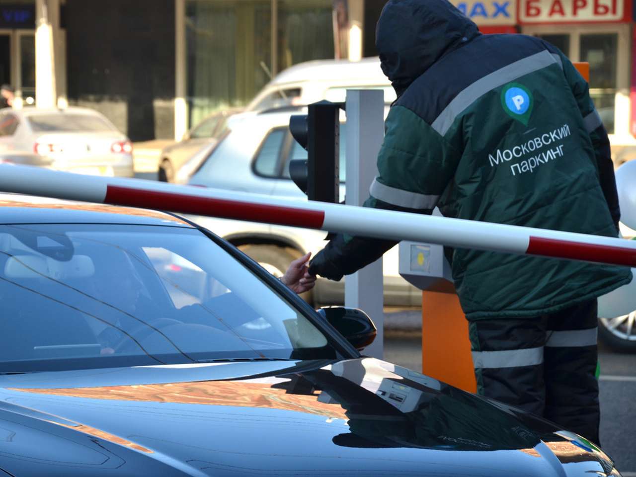 Власти будут брать деньги за парковку в спальных районах