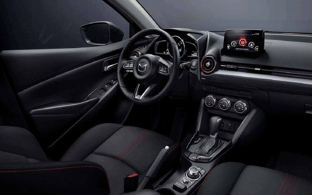 Интерьер Mazda2
