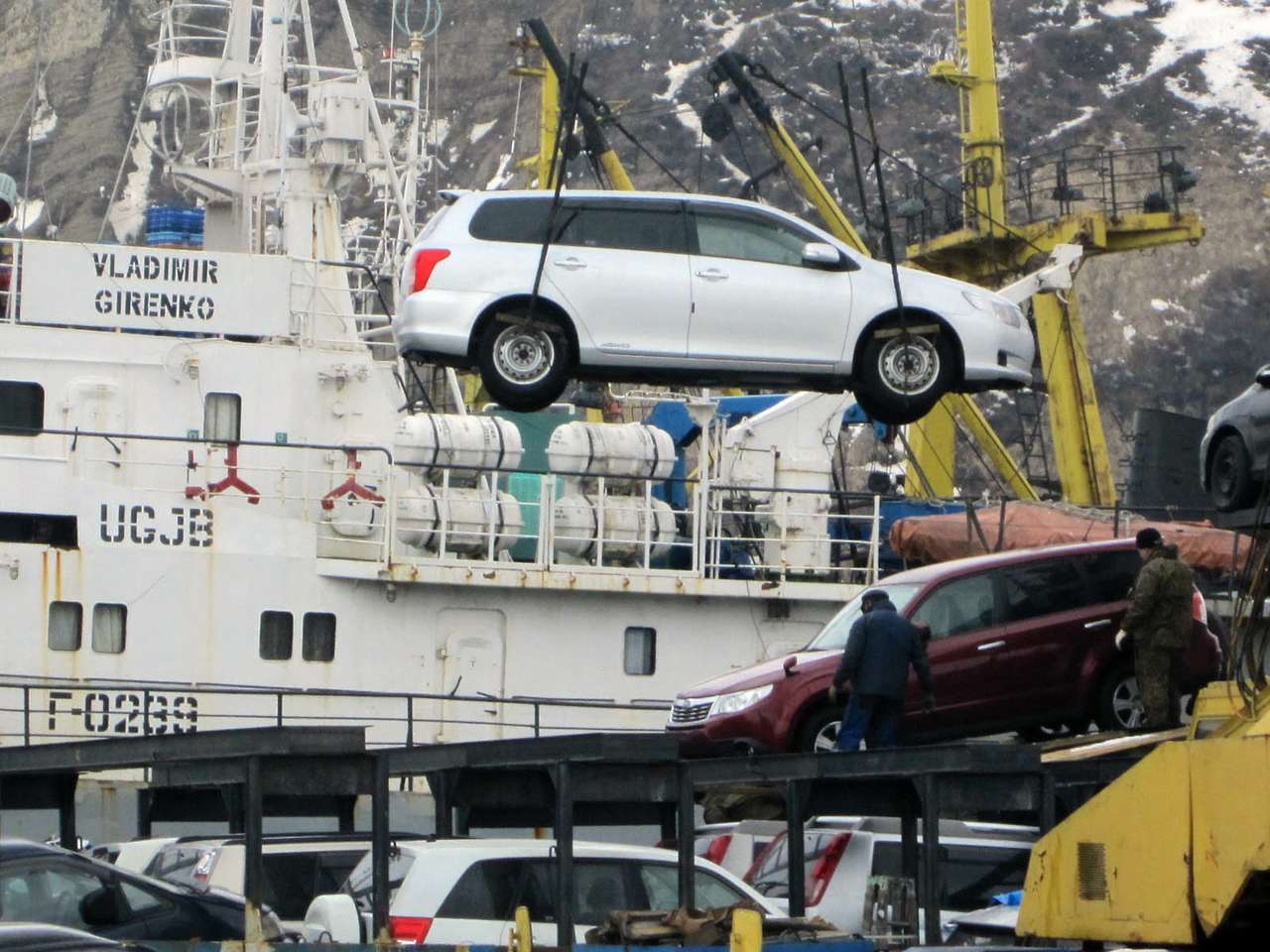 Легковушек и грузовиков стали ввозить в Россию на 19% меньше