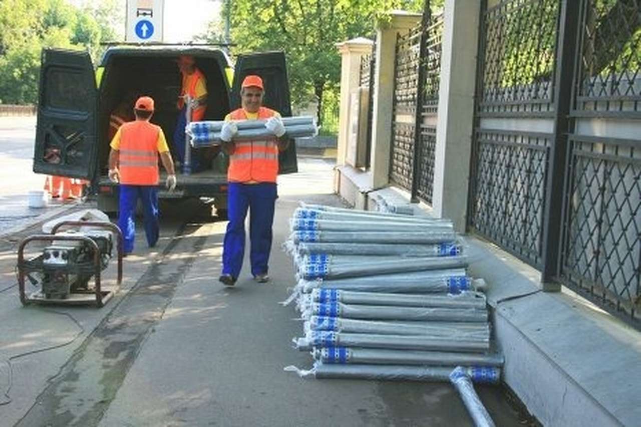 Московских пешеходов защитят от автомобилей столбиками