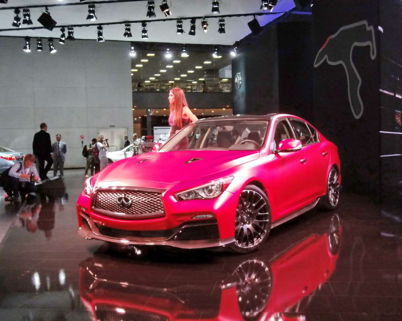 Infiniti Q50 прибыл на ММАС вместе с 565-сильным концептом