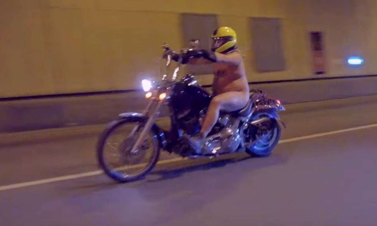 Голые и не смешные: байкеры устроили пробег против Хэллоуина