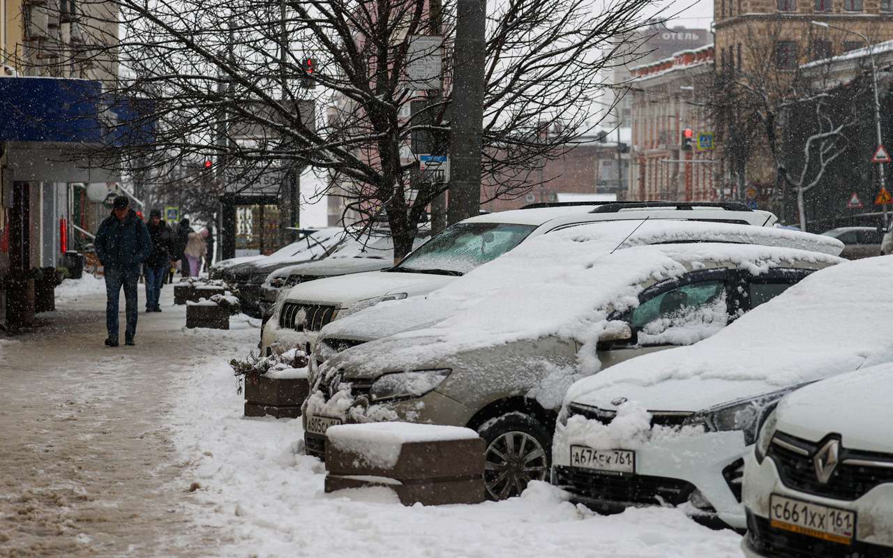 Эксперт рассказал, почему припаркованный автомобиль все равно нужно очищать  от снега