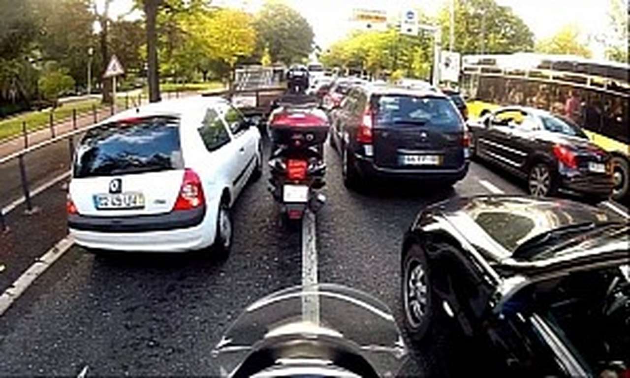 Езда между рядов станет незаконной