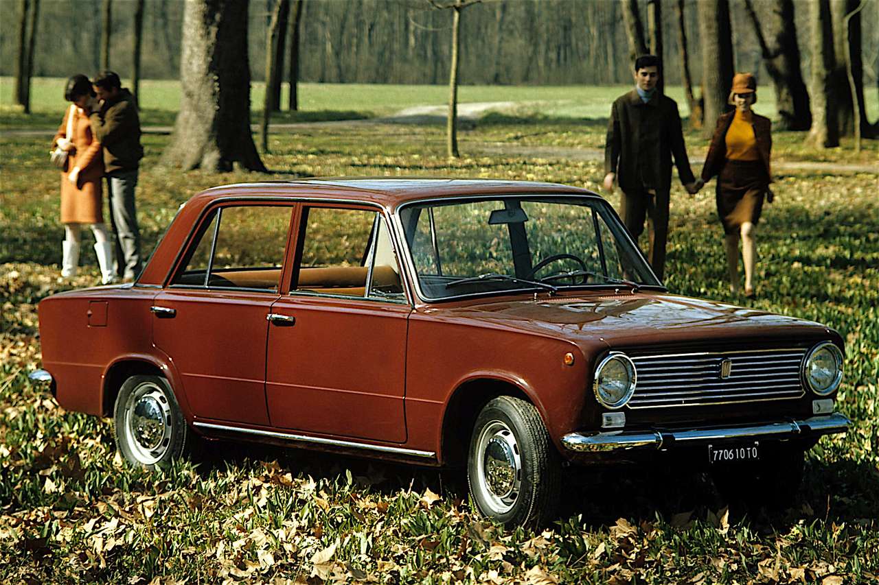 FIAT 124, 1966-1974 гг. Длина/база: 4042/2420 мм, задний привод, четырехдверный седан, пятидверный универсал, двигатели 1,2-1,6 л, 60—110 л.с., коробка передач механическая четырехступенчатая. Звание «Автомобиль года» итальянский автомобиль получил в 1966-м, в общем-то, вполне заслуженно. Он не блистал техническими откровениями, но был просторным, достаточно динамичным, вполне добротным. В общем, «много автомобиля за небольшие деньги» — то, что и было нужно СССР.