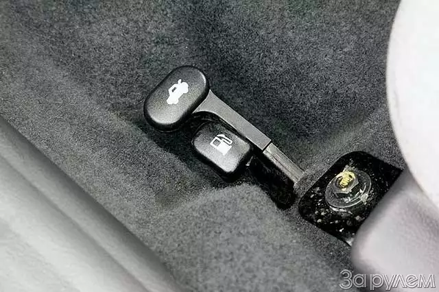Где находится кнопка бака Рычаг открывания бензобака Toyota Prius (20), 1,5 л, 2008 года своими руками D
