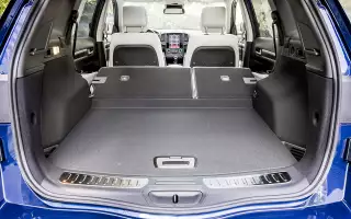 Багажник хорош – заявлено 565 л, и это больше, чем у Икс-Трейла. Однако может не быть скрывающей поклажу полки, а крючков и держателей и вовсе не предусмотрено.