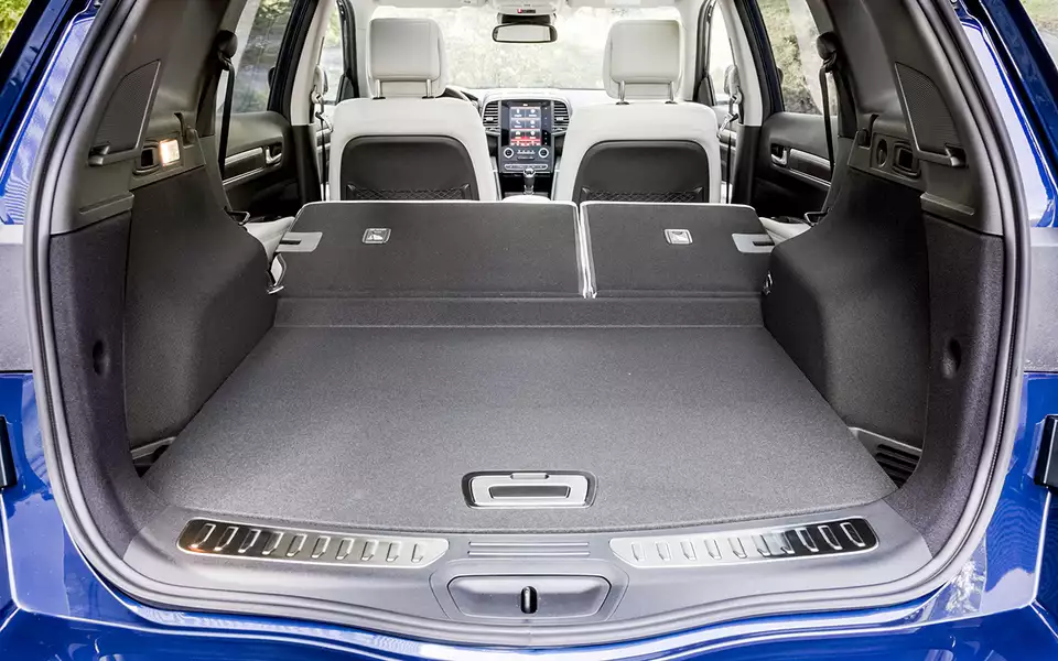 Багажник хорош – заявлено 565 л, и это больше, чем у Икс-Трейла. Однако может не быть скрывающей поклажу полки, а крючков и держателей и вовсе не предусмотрено.