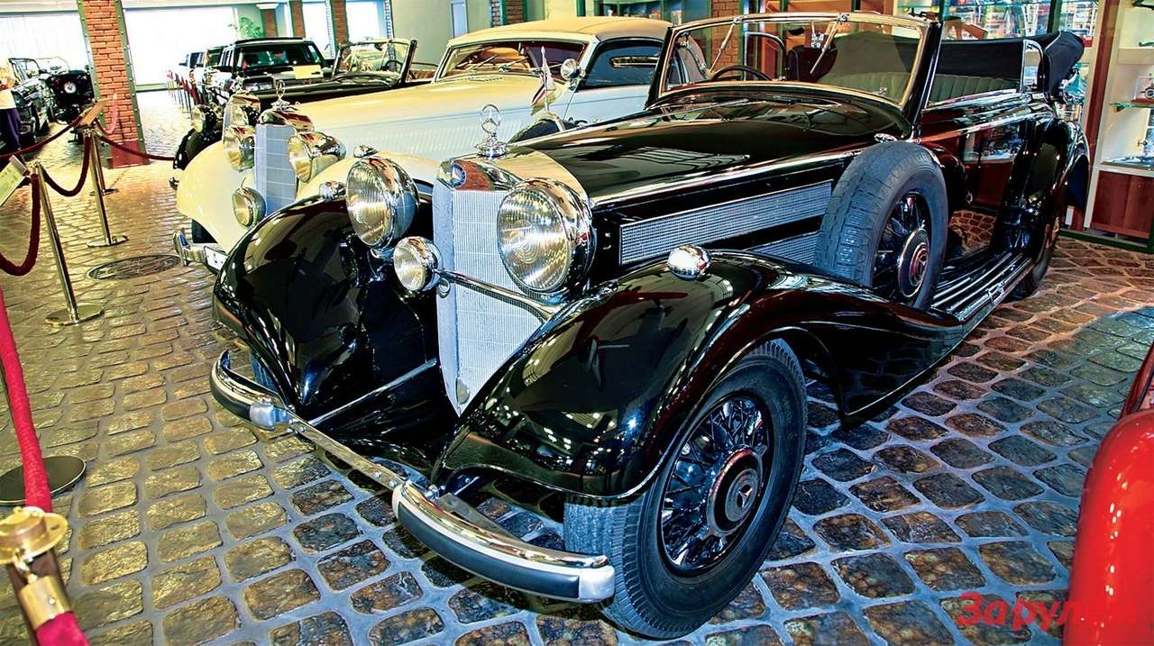 Престижнейший «Мерседес-Бенц 540 К» с рядной 180-сильной «восьмеркой». Этот экземпляр оснащен правым рулем – cделан, видимо, на экспорт.