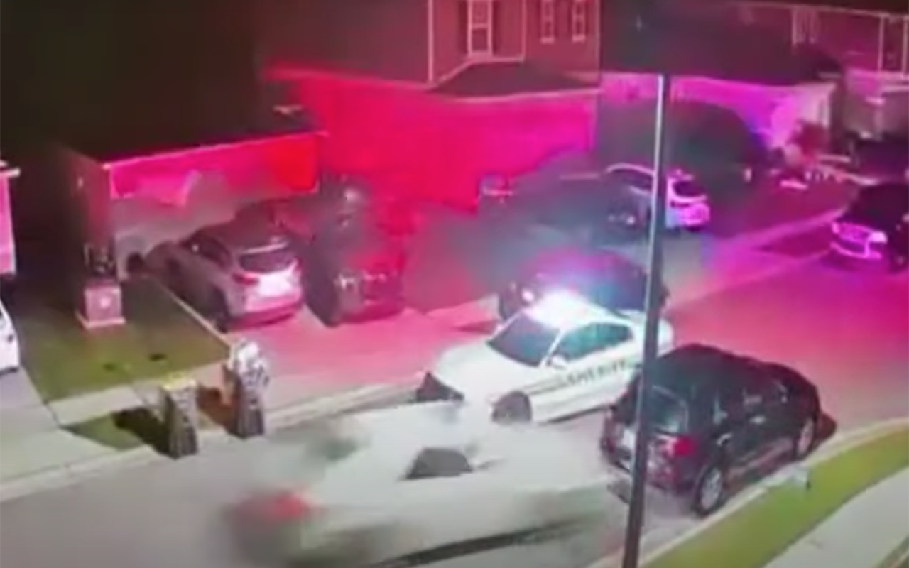 Автомобильные воры на полном ходу снесли другую машину (видео)