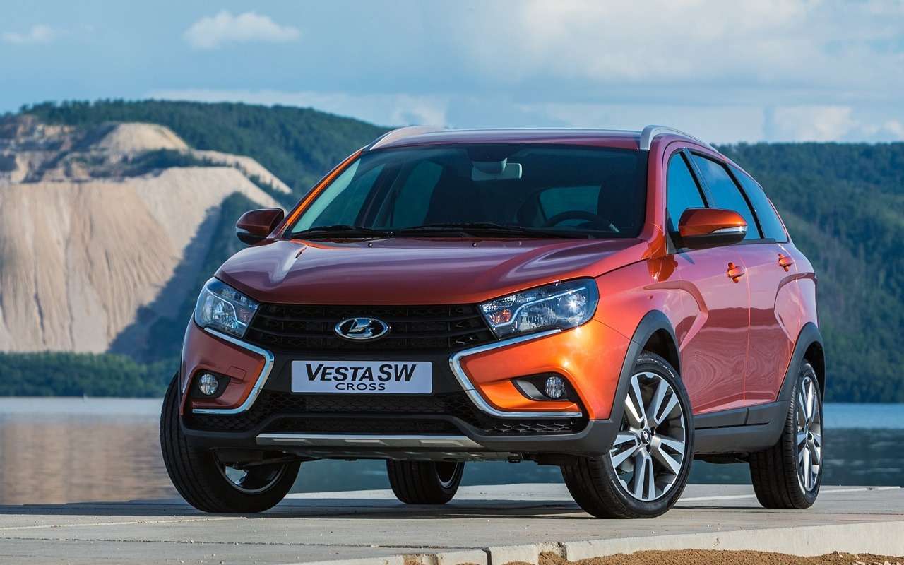 Наиболее эффектный из всего семейства Vesta универсал SW Cross лишь в трех низовых комплектациях сохраняет цену до миллиона рублей. Остальные десять его версий - дороже