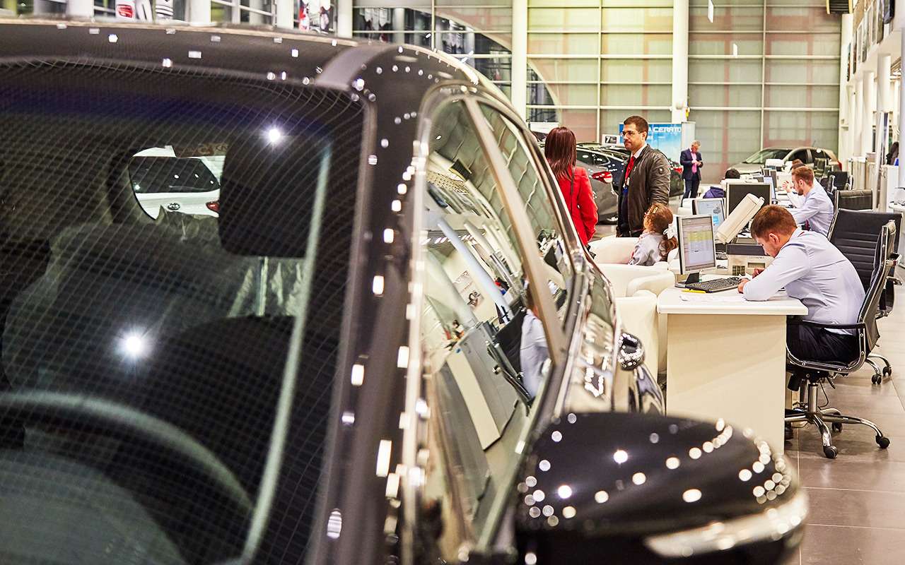 Водители не верят в светлое будущее: машин покупается все меньше