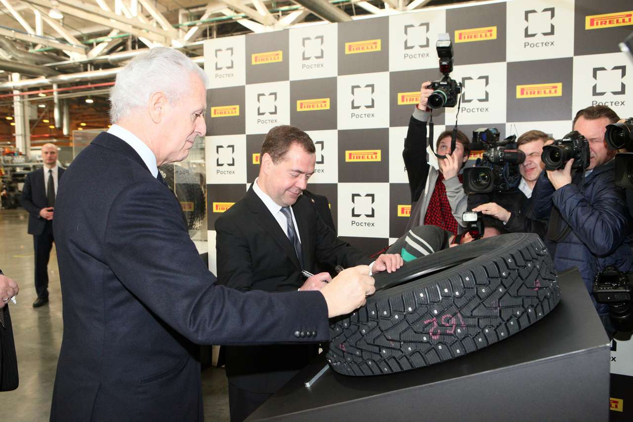 Шина Ice Zero удостоилась подписи Дмитрия Медведева