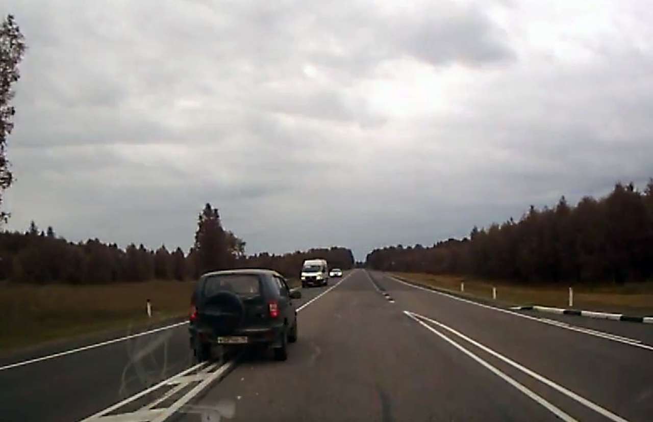 Заснувший за рулем водитель попал на видео